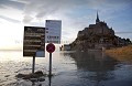 Parking du Mont-Saint-Michel inondé par la marée.