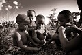 Enfants Bushmen en train de manger ensemble