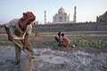 Culture vivrière sur les berges de la rivière bordant le Taj Mahal