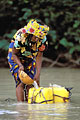 Jeune femme Peule collecte de l'eau au marigot. Niger