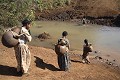Jeunes femmes de l'ethnie  Amara descendent a la riviere pour aller chercher de l'eau dans leurs jarres. Ethiopie.
 Afrique 
 eau 
 douce 
 riviere 
 femmes 
 Amara 
 Ethiopie 
 transport 
 dos 
 jarres 
 environnement 
 ressource 
 education 
 