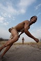 Bushmen, jeux de lancer d'une longue flèche qui doit rebondir sur un petit tas de sable recouvert d'herbes sèches. Jeu traditionnel pour les hommes. Central Kalahari Desert. Botswana. Botswana 
Buhsmen,
 Central Kalahari Desert, 
Kalahari,
game, 
jeu,
flèche, 
arrow,
homme,

 