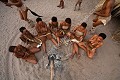 Bushmen. Femmes en train de chanter tandis que les hommes dansent en tournant autour. 
Central Kalahari Desert. Botswana Botswana 
Bushmen,
 Central Kalahari Desert, 
dance,
singing,
chant,
Kalahari,
population,
sing,
tradition, 
heritage,
coutume, 
 