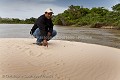 Un guide naturaliste montre une empreinte de jaguar (Panthera onca) sur une plage de rivière. Pantanal. Brésil. Brazil 
 Bresil 
 Brésil 
 Pantanal 
 Brazil, 
 Pantanal, 