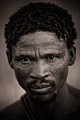 Portrait de 'Qhaikgao', chasseur Bushman dans le désert du Kalahari Central. Botswana. Africa 
 Afrique 
 Botswana 
 bushman 
 Bushmen 
 Central 
 Desert 
 Désert 
 Kalahari 
 locals 
 People 
 Qhaikgao 
 San 
 traditionnal 
 Botswana, 