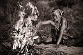 Famille Bushmen autour du feu. Désert du Kalahari Central. Botswana. Botswana 
 Bushmen 
 people 
 Kalahari 
 Central 
 Desert,
famille,
family,
group,
groupe,
clan,
feu,
flammes,
chaleur,
heat,
fire,
warm,
social,
 