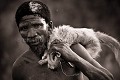 Un Bushman avec un lièvre sauteur, met favori des Bushmen. Désert du Kalahari Central. Botswana. Botswana 
 Bushmen 
 people 
 Kalahari 
 Central 
 Desert,
springhare,
lièvre,
sauteur, 
