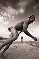 Bushmen, jouant à des jeux traditionnels. Désert du Kalahari Central. Botswana. Botswana 
 Bushmen 
 people 
 Kalahari 
 Central 
 Desert 
 Botswana, 
 Central,
 Kalahari,
 Désert, 