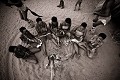 Famille Bushmen en train d'exécuter une danse traditionnelle autour du feu. Désert du Kalahari Central. Botswana. Botswana 
 Bushmen 
 people 
 Kalahari 
 Central 
 Desert,
dancing,
dance,
danse,
feux,
feu,
fire,
 
