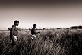 Chasseurs Bushmen dans le désert du Kalahari. De gauche à droite : Qhaikgao, Xaiga, Qabate, Qoma, Xame. Botswana. Botswana 
 Bushmen 
 people 
 Kalahari 
 Central 
 Desert,
Chasseurs,
hunters,
hunting,
grassland,
herbes,

 