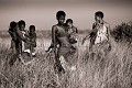 Clan de Bushmen dans le désert du Kalahari, cherchant de la nourriture. Botswana. Botswana 
 Bushmen 
 people 
 Kalahari 
 Central 
 Desert,
family, 
famille,
 