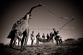 Bushmen, jouant à des jeux traditionnels. Désert du Kalahari Central. Botswana. Botswana 
 Bushmen 
 people 
 Kalahari 
 Central 
 Desert,
game, 
jeux,
jouer,
play,
fun,
plaisir,
 