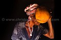 Femme Somba (Ethnie Otamari) en train de boire de l'eau fraiche dans une calebasse à l'intérieur d'un "Tata", habitation traditionnelle des Sombas. Région de l'Atakora, nord Bénin. 
 Afrique,
ouest,
Bénin,
Atakora,
femme,
Somba,
Otammari,
calebasse,
Tata,
vie quotidienne,
intérieur,

 