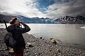 Guide naturaliste armé observant la Baie de la Croix, Glacier du 14 juillet. Spitzberg. Norvège. La loi norvègienne impose aux visiteurs d'être armés ou accompagnés par un guide armé en raison de la possibilité d'une attaque d'ours polaire.
---
Fjortende Julibreen.
 ---
79.120938° N , 11.901873° E
---
MODEL RELEASE AVAILABLE 14 juillet 
 Europe 
 Glacier 
 Norvège 
 Norway 
 Spitzberg 
 archipel 
 arctic 
 arctique 
 froid 
 littoral 
 mer 
 océan 
 polaire 
 polar 
 tourism 
 tourisme 
 travel 
 voyage 
 île 
 Norway - Norvège, 
 Spitzberg / Svalbard, 