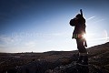 Femme (guide naturaliste) observant le paysage, armée d'un fusil en cas d'attaque d'ours polaire. Spitzberg, Svalbard, Norvège.

MODEL RELEASE AVAILABLE Europe 
 Norvège 
 Norway 
 Spitzberg 
 Svalbard 
 archipel 
 arctic 
 arctique 
 expédition 
 littoral 
 mer 
 nord 
 nordique 
 océan 
 polaire 
 pôle 
 tourism 
 tourisme 
 travel 
 voyage 
 île 
 Norway,
Norvège, 
 Spitzberg,
Svalbard, 
regarder,
soleil,
voir, 
observer,
jumelles,
silhouette,
 