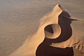 Vue aérienne surprenante de la dune 45.
Cratère de sable formé par le vent. dune sable 45 Namibie parc national Namib-Naukluft Sessriem Sossuvlei sable cratère entonnoir étrange Tsauchab 