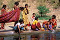 Rajasthan Inde femmes toilette lessive point d'eau Rajasthan non potable 