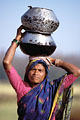  Inde femme porte eau potable cuisine quotidien 