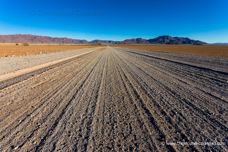 Piste à l'infinie dans le désert du Namib