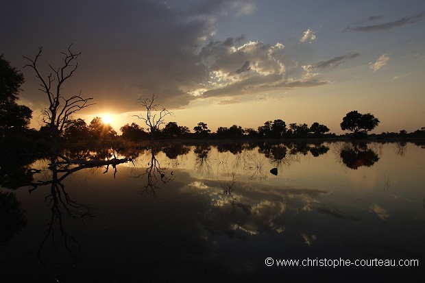 Ciel d'Orage sur l'Okavango. Botswana