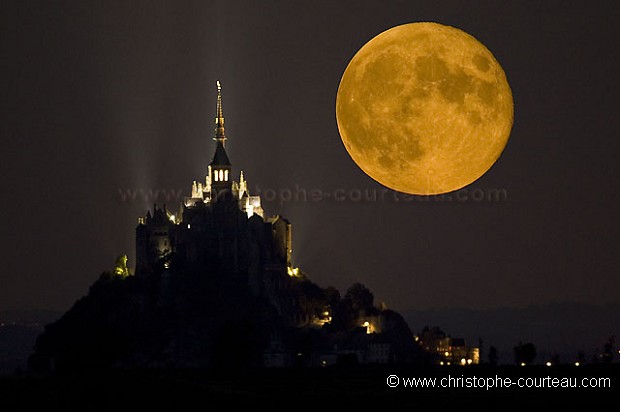Pleine lune sur le Mont Saint Michel.