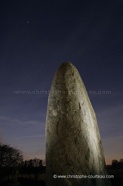 Menhir du Champ Dolent la nuit / Standing Stone of the "Champ Do