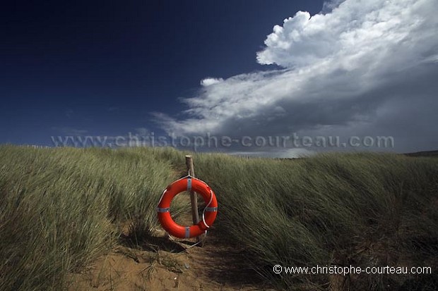 Bouée de secours sur une dune de la Presqu'île de Quiberon.