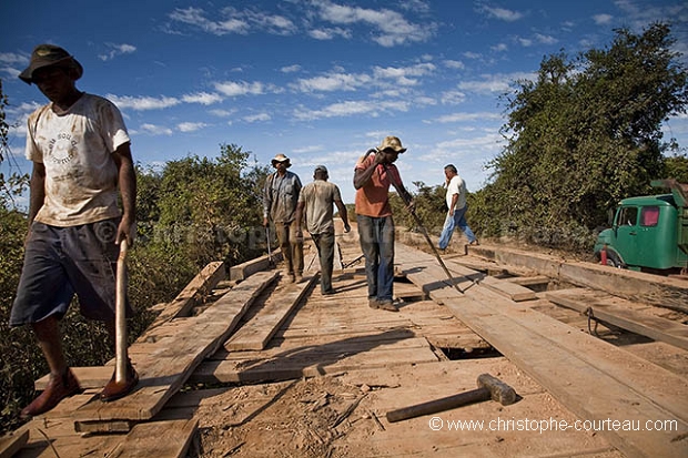 Workers on the Transpantaneira Road