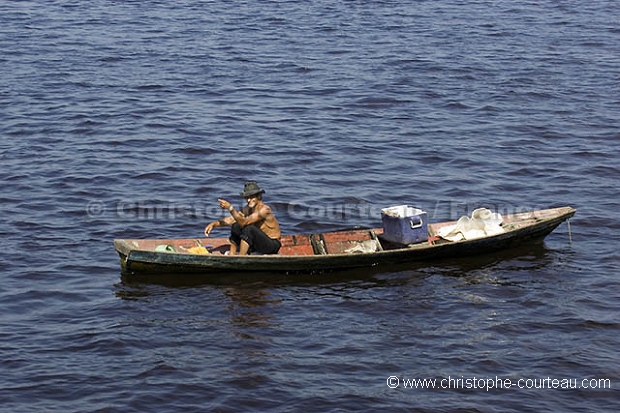 Pcheur sur le Rio Negro / Fisherman on thr Rio Negro