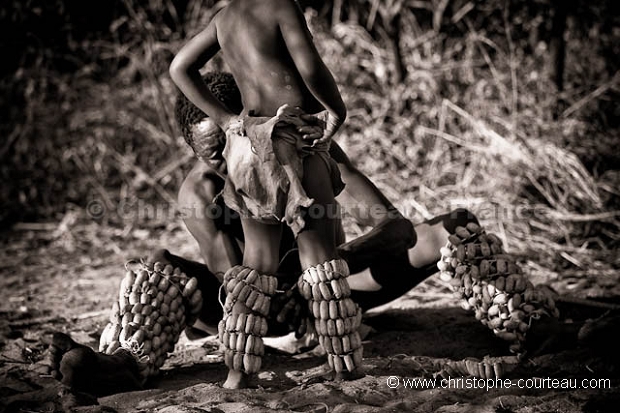 Bushmen, préparant une danse traditionnelle
