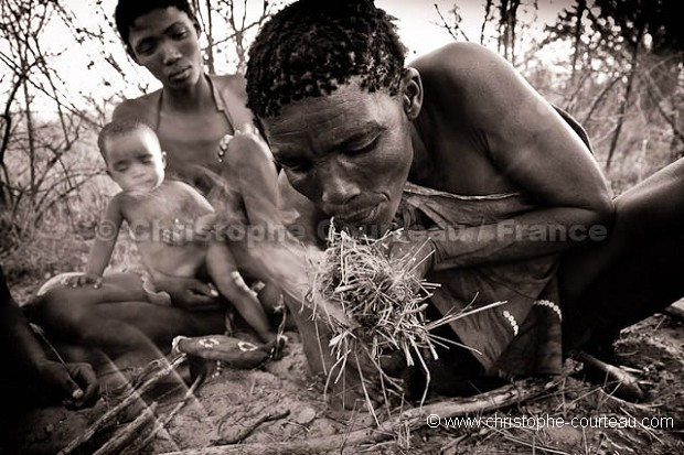 Bushmen en train d'allumer un feu