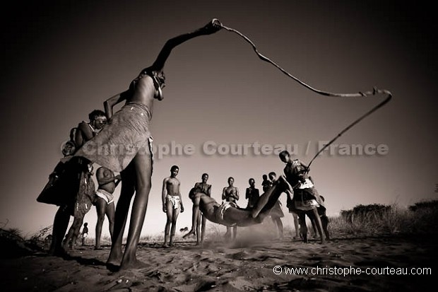 Bushmen, jouant à des jeux traditionnels.