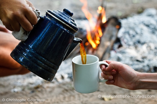 Café bien chaud avant de partir en brousse pour un safari photo.