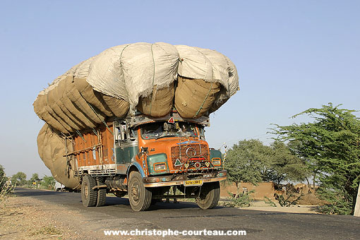 Transport de crales sur les routes du Rajasthan
