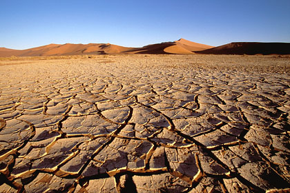 Plaine sèche dans les dunes de Sossusvlei. Désert du Namib