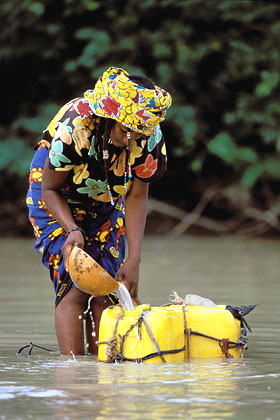 Jeune femme Peule collecte de l'eau au marigot. Niger