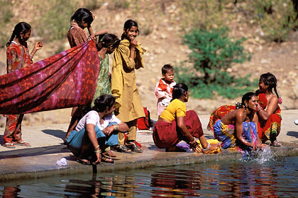 Femmes indiennes : toilettes et lessive au point d'eau.