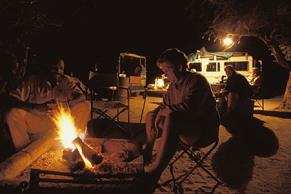 Feu de camp le soir dans le Namib