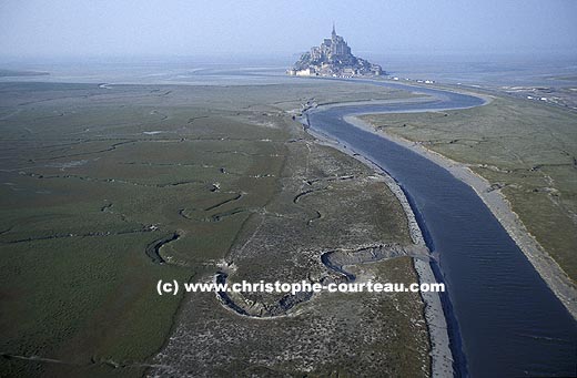Le Mont Saint Michel et la rivière Le Couesnon