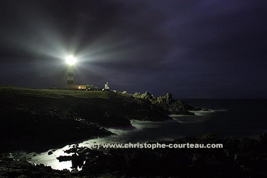Le phare du Crac'h la nuit sur l'le d'Ouessant